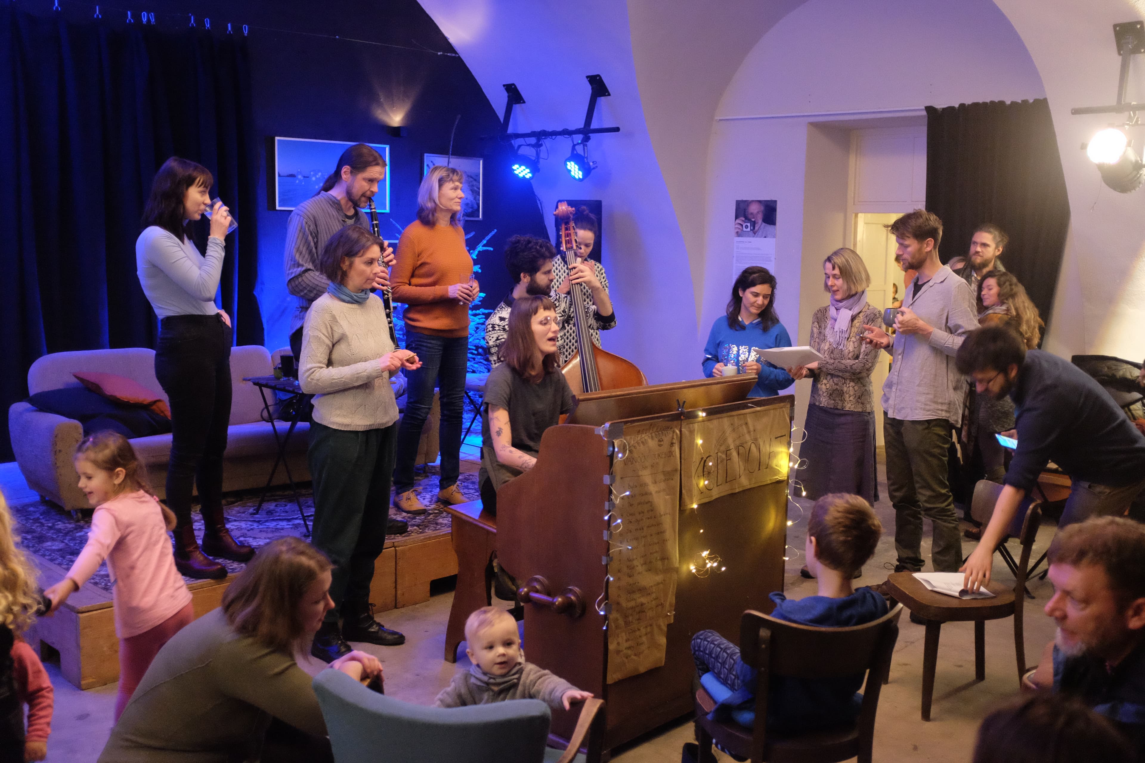 Vánoční Koledomat, oblíbené kolední tour po Boskovicích se stařičkým harmoniem, tradičně se zakončením v Prostoru